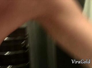 Otthoni vécé szex Vira Golddal és Ananta Shaktival.