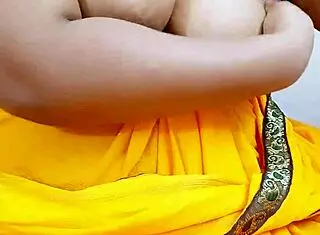 Look at this sexy bhabhi from West Bengal in her saree, she's irresistible.