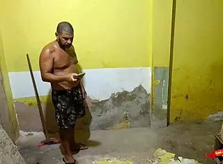 Seduzir O Pedreiro Que Meu Marido Contratou Para Fazer A Obra Aqui De Casa Até Ele Me Comer
