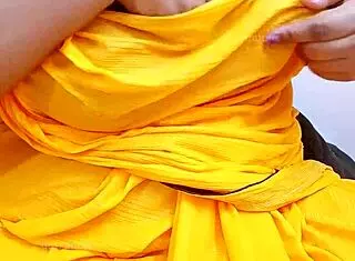 Look at this sexy bhabhi from West Bengal in her saree, she's irresistible.