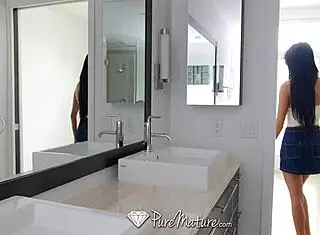 i love watching anissa kate get anal creampied by that young dick.