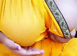 Look at this sexy bhabhi from West Bengal in her saree, she's irresistible.