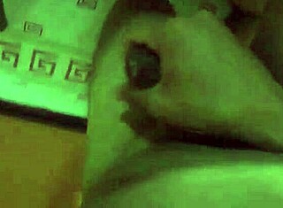 Minha peruana curvada no outfit vermelho para ação hardcore