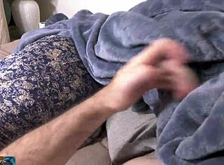 زوجة الأب تشارك السرير مع ابن الزوج لنيك كريمي مجنون