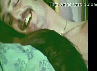 스윙잉 식스티즈 출신 의붓어머니가 레트로 스타일로 야한 빈티지 비밀 숨겨