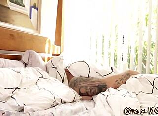 Nagy mellű leszbikus élvezi az elegáns fehérnemű orális játékot