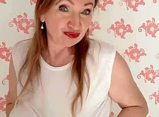 Does Mariaold shake huge bouncing tits?