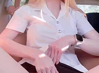 Kaunis thai-tyttö esittelee alastonta vartaloaan ulkoilmanäytöksessä