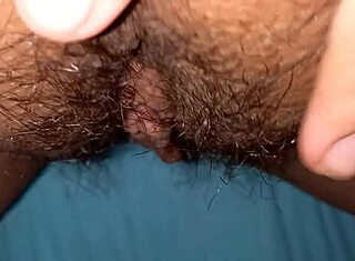 Pussy India Berbulu dengan Klitoris Besar Terpapar