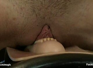 Drobná baba s malými cicmi strojovo vŕtaná.