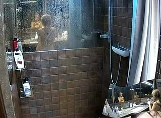 صورة صديقتين يغتسلان معاً في الحمام بكام مخفي!