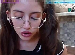 Coquine en cosplay offre une pipe parfaite et un facial sous la douche. Action premium !