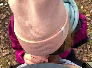 Vrei să vezi o sugită senzuală în pădure cu spermă în gură?