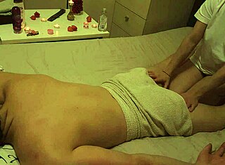 हॉर्नी मसाज करने वाली उत्सुकता से लंड चूसती है, मुंह में थरथराता वीर्य के लिए