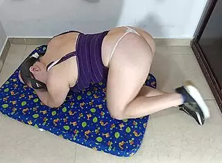 En halloween madrastra latina putona se deja manosear por su loco hijastro en fiesta casera