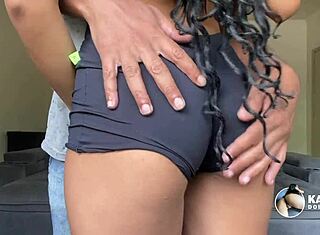 Latina en shorts recibe semen salvaje en culo brasileño grande