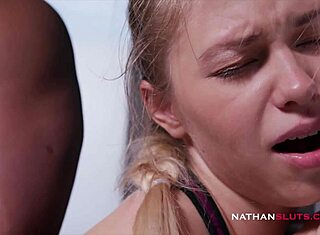 Selvaggia uzima BBC u kupatilu dok je očuh odsutan.