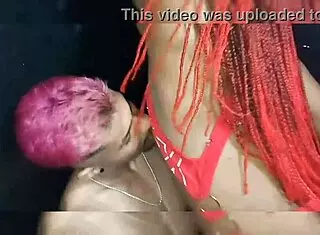 duas gatas negras curtindo orgia com monster cock