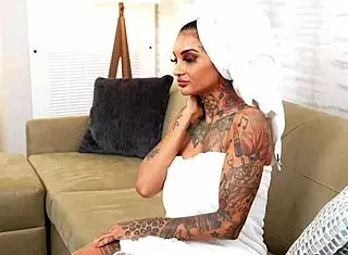 Bush queen Leah Michelle hrepeni po popolni prigrizku z globokim požiranjem velikega črnega kurca