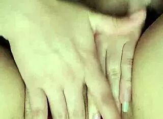 すごく熱い、触ってマンコから潮吹き