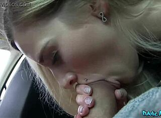 Søt blondes stramme barbert fitte knullet offentlig