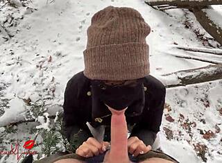 Ho Asia Beri Blow Dalam Salji - Luna Hisap Bwc Di Taman Awam