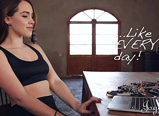 रेवन बालों वाली हॉटी एलेक्सा टॉमस को गर्म होटल सेक्स के बाद कम से ढक दिया जाता है