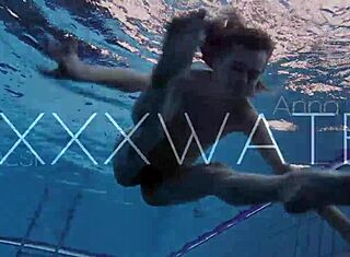 Tini Anna Netrebko csíkos fürdőruhában