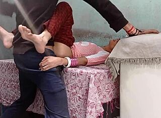 देसी विलेजर कपल हिंदी ऑडियो के साथ बैंगिंग करते हैं