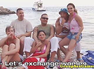 plaj güzelleri vahşi açık hava oyununda biniyor ve emiyor