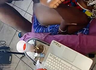 Follada cremosa de coño a MILF afroamericana con coño peludo y pezones