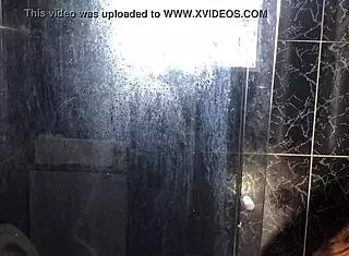 novinho fucks tia do amigo no banheiro da casa dela, branquinha gostosa interracial