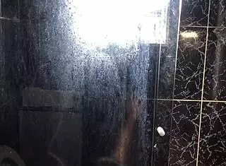 novinho fucks tia do amigo no banheiro da casa dela, branquinha gostosa interracial