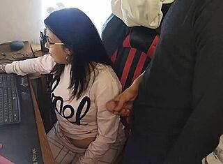 Milf espanhola chupa pau grande com usuários assistindo online.