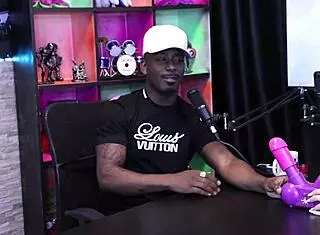 TIRANDO A ROUPA E MOSTRANDO O CORPO SARADO AP�S PERDER NO JOGO DA PUNHETA - JEFAO OFICIAL