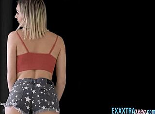 Blonde skinny teen 18+ Chloe Temple को Mike Mancini द्वारा जोर से चोदा जाता है।