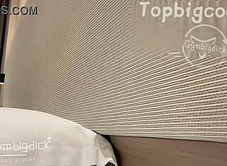 健身猛男和帅气伪娘狂野动作