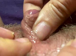 היי, תראה אורגזמה ענקית של דגדגן מקרוב!