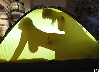 Dee Williams, milf lesbienne belle-mère, encule trans et belle-fille avec strapon