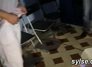 Bukkake al cinema per due MILF esibizioniste