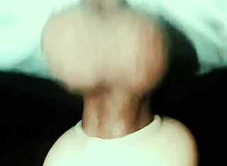 Sitna azijska žena savijena u pasjem stilu do orgazma!