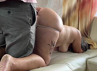 Kypsä milf stringeissä odottaa anaalipanoa