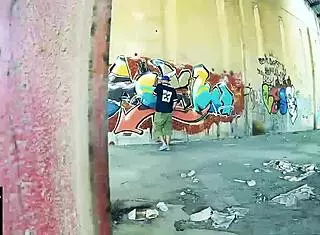 street wall turns into hardcore fucking spot for curvy couple!