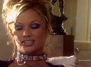 एमआईएलएफ क्रिस्टल समर्स पूल के पास पाउंडेड होती है विन्टेज क्लिप में।