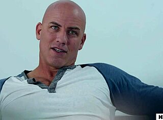 माया वोल्फ और डेरिक पियर्स इंटेंस कंट्रोल सीन में।