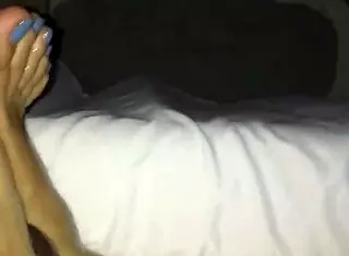 latina milf worships toes and feet 😍