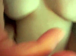 Sąsiadka z dużymi cyckami wpada na szybki wytrysk w misjonarzu