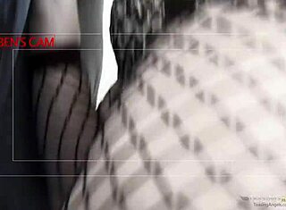 Cewek Blonde Suka Ngentot Sama Dua Cowok di Sofa