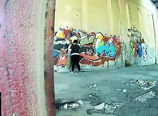 street wall turns into hardcore fucking spot for curvy couple!