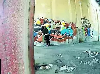 street wall turns into hardcore fucking spot for curvy couple!